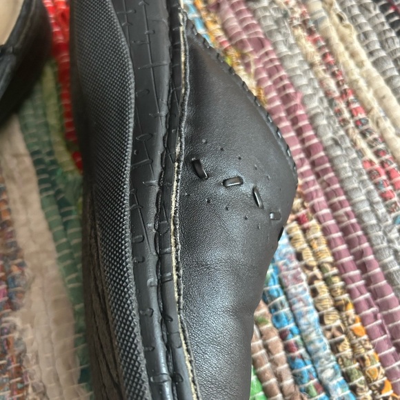 Stylish Black Leather Slip-On Loafers 40 / fits like a Womens size 7.5-8 - Picture 4 of 16